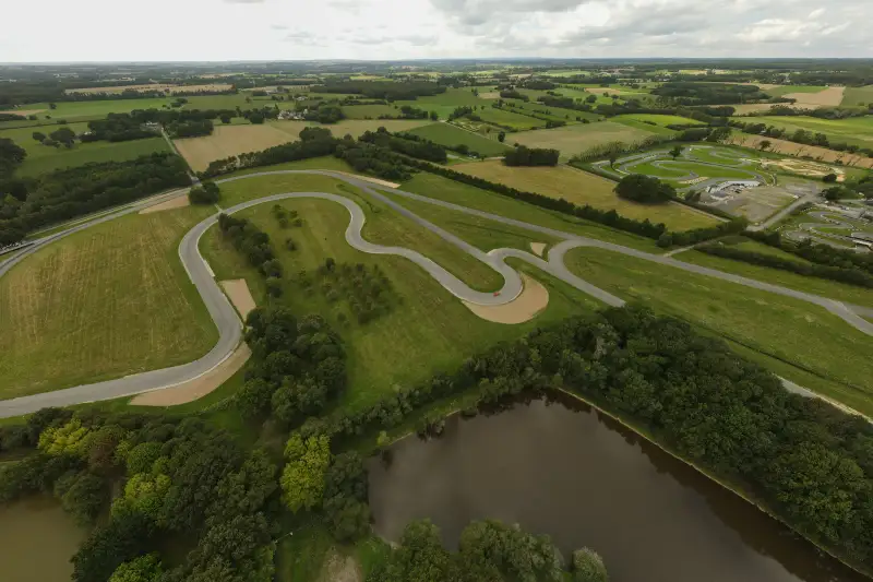 Le circuit de Lohéac vu du ciel, entre les champs, les bois et l'étang