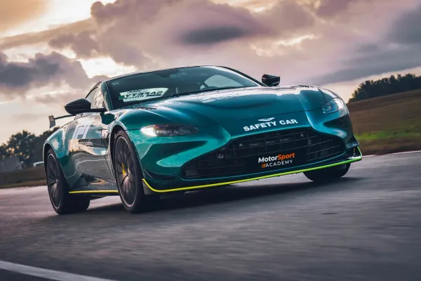 Aston Martin Vantage F1 Edition en piste