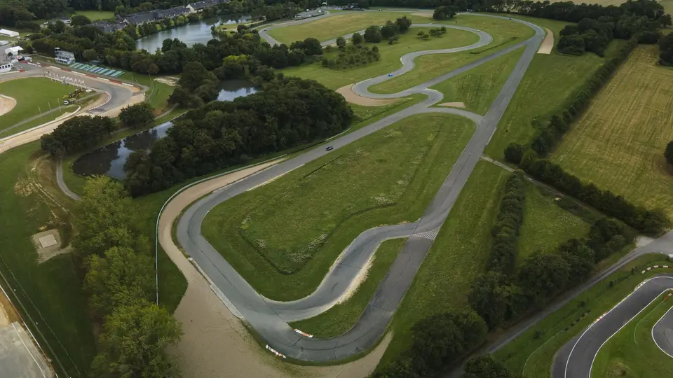 Le circuit de Lohéac vu du ciel : la longue ligne droite, les enchaînements de courbes et la grande boucle