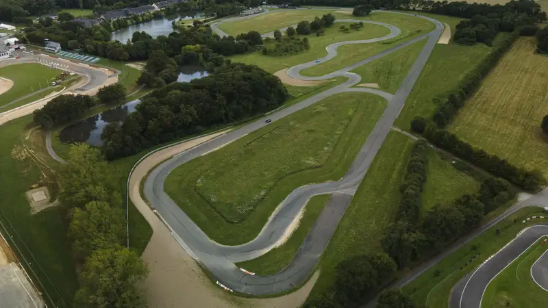 Le circuit de Lohéac vu du ciel, entre bois et étangs
