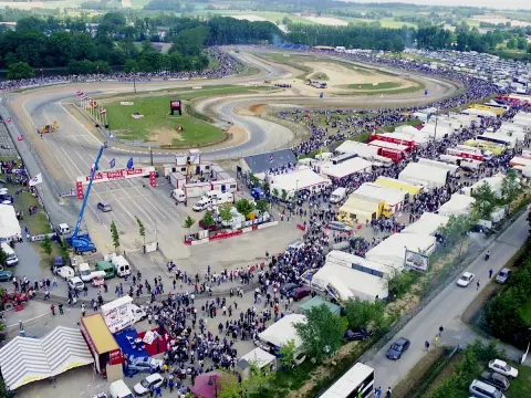 Le circuit de Lohéac vu du ciel en 2001, un jour de rallycross : la piste, le paddock et la foule