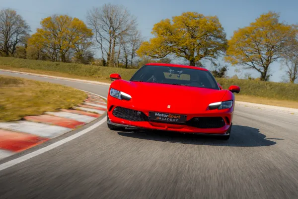 Ferrari 296 GTB en piste