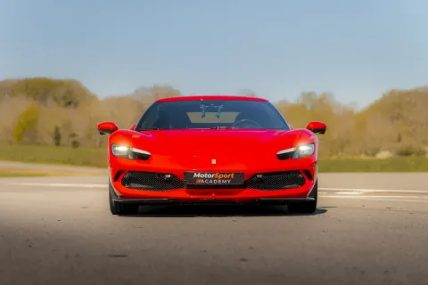 Ferrari 296 GTB en piste