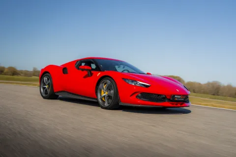 Ferrari 296 GTB en piste