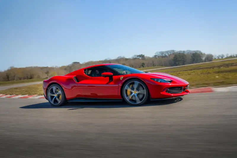 Ferrari 296 GTB en piste