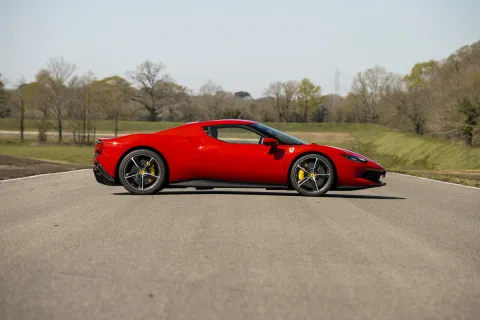 Ferrari 296 GTB en piste