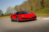 Ferrari 296 GTB en piste