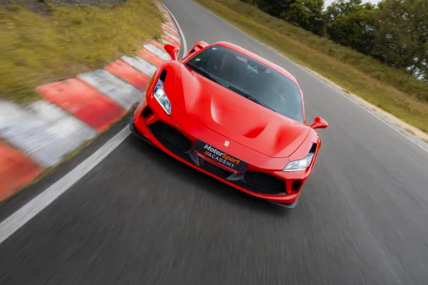 Ferrari F8 Tributo en piste