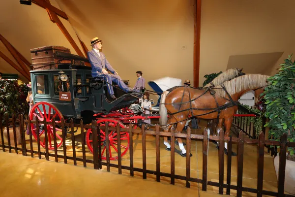 Une calèche attelée à un cheval, reconstituée dans une salle du musée