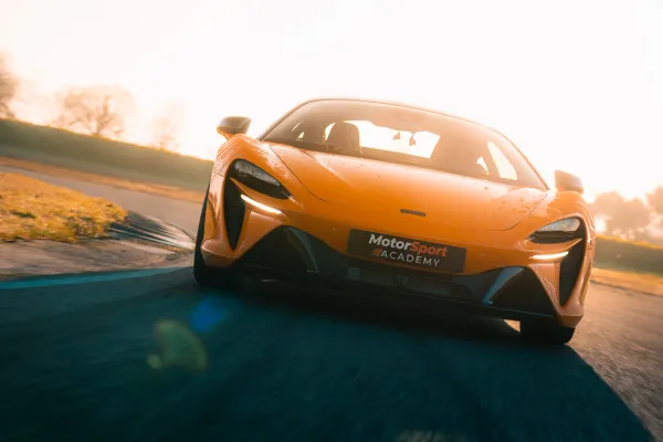 McLaren Artura en piste