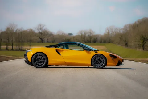 McLaren Artura en piste