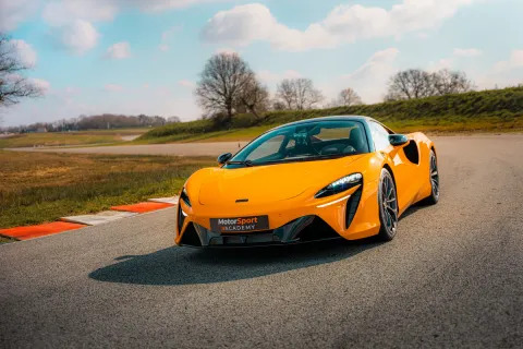 McLaren Artura en piste