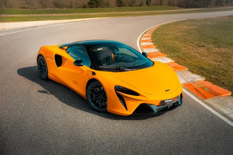 McLaren Artura en piste