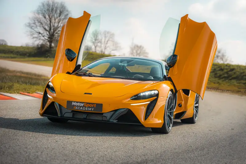 McLaren Artura en piste