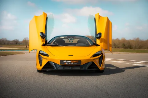 McLaren Artura en piste