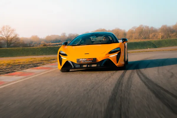McLaren Artura en piste