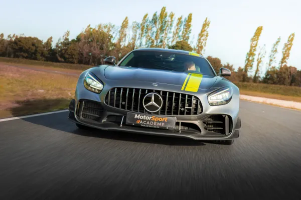 Mercedes-AMG GT R Pro en piste
