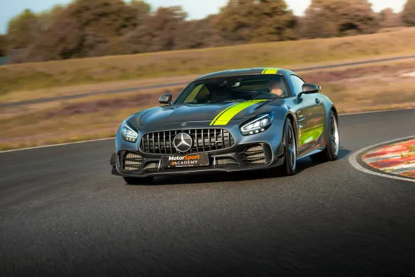 Mercedes-AMG GT R Pro en piste
