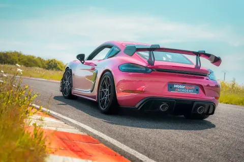 Porsche 718 Cayman GT4 RS en piste