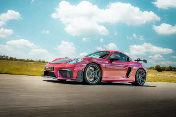 Porsche 718 Cayman GT4 RS en piste