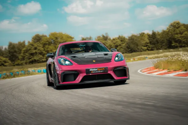 Porsche 718 Cayman GT4 RS en piste