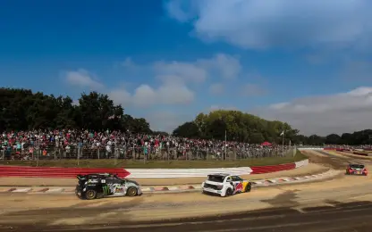 Des voitures de rallycross devant les tribunes de Lohéac