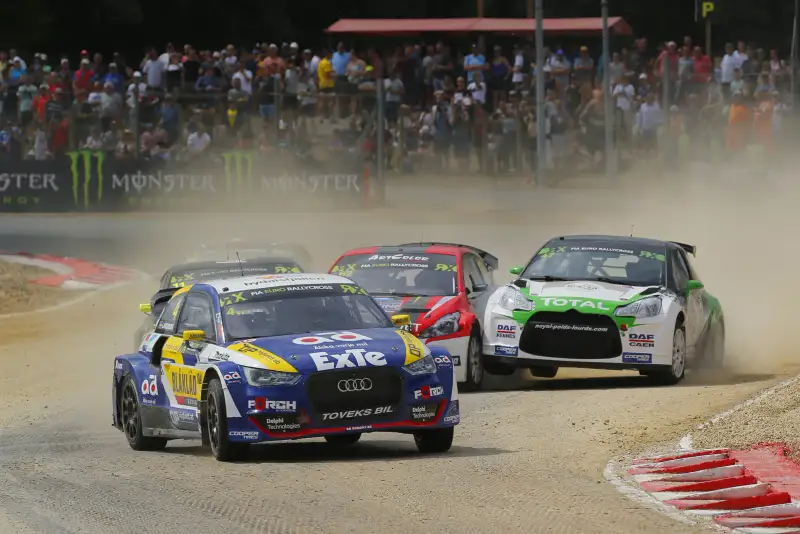Trois voitures de rallycross en pleine glisse sur la terre de Lohéac, devant les tribunes, en 2019