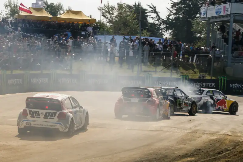 Des voitures de rallycross soulèvent la terre devant les tribunes de Lohéac, en 2015