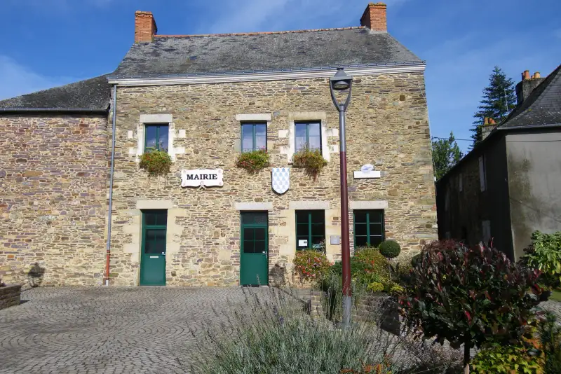 La mairie de Lohéac, une maison de pierre au cœur du village breton