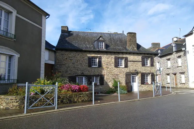 Une maison en pierre du bourg de Lohéac, au bord de la rue principale