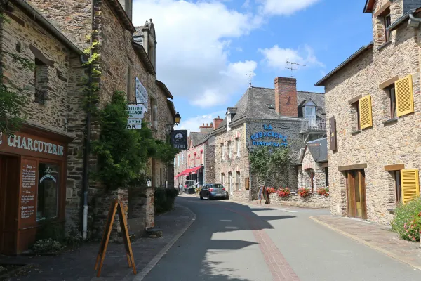 Une rue du bourg de Lohéac, bordée de maisons de pierre et de commerces